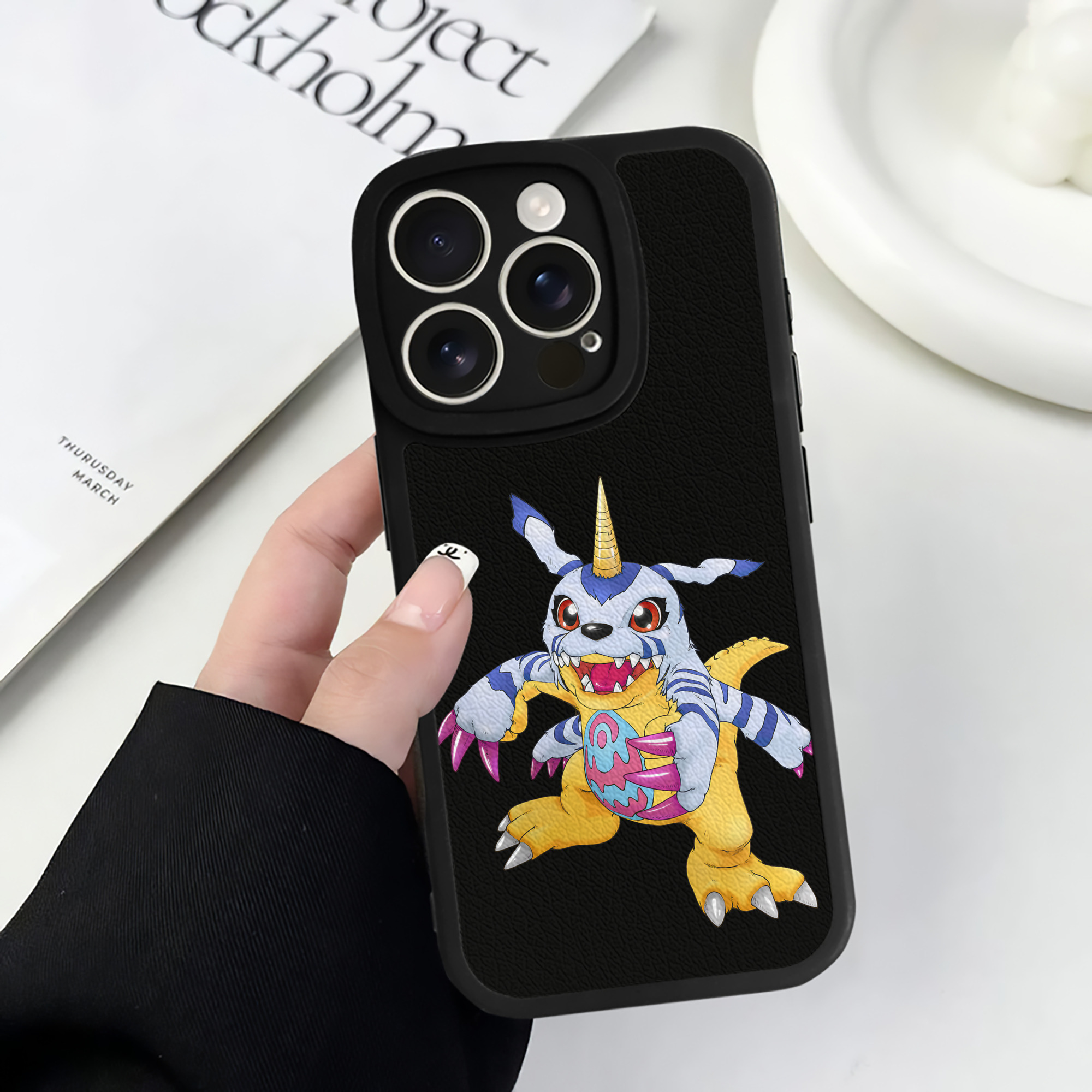 （画像用） Digimon デジタルモンスター/デジモン 【iPhone 16シリーズ対応】シリコンスマホケース（レザー調） 材質：シリコン